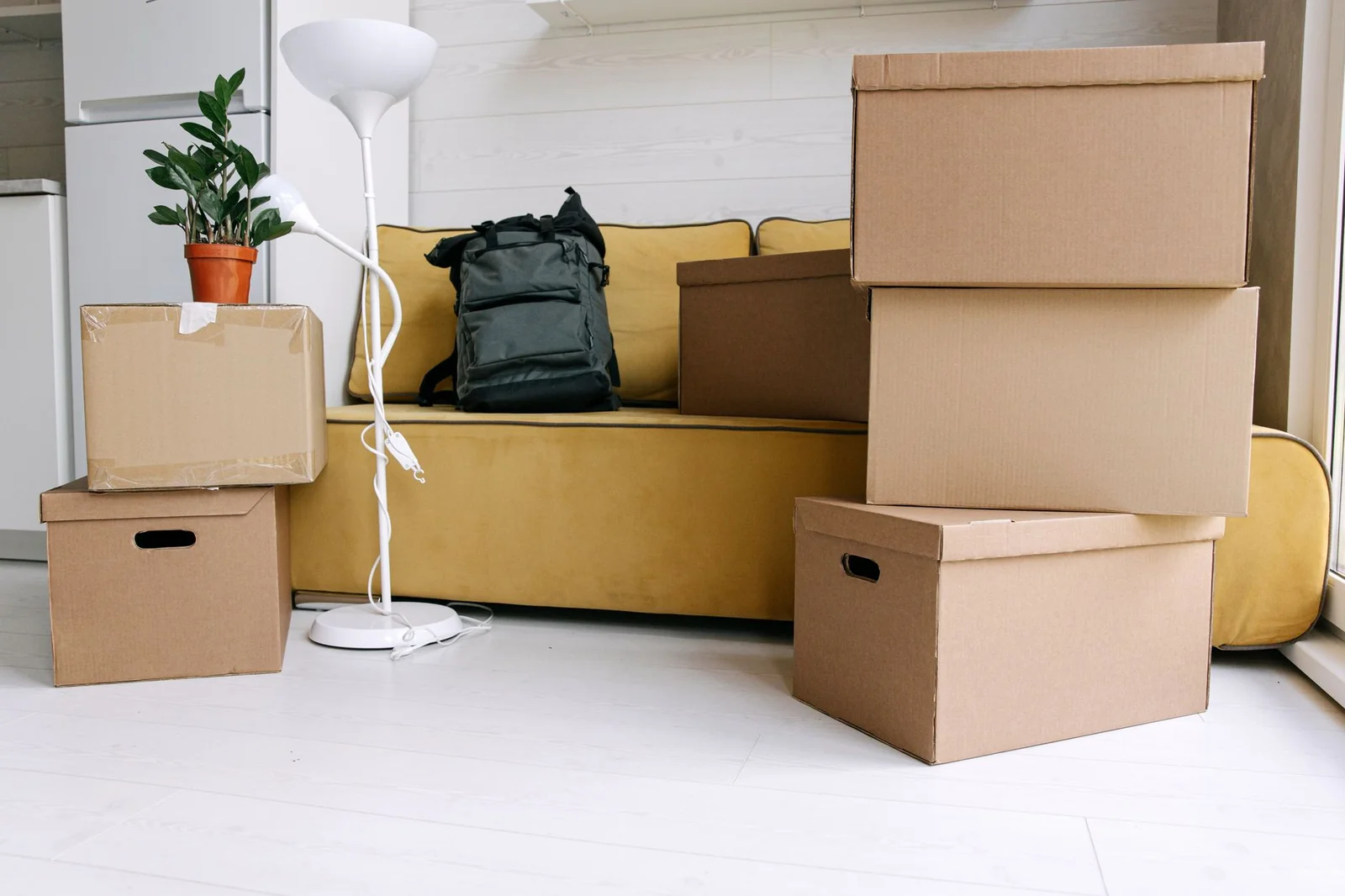 Pile de cartons de déménagement prêts à être remplis dans un salon