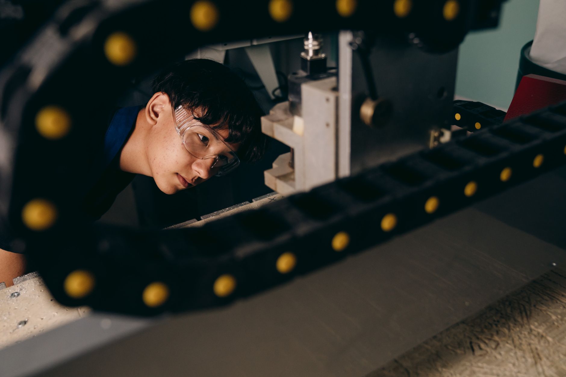 Technicien inspectant une machine industrielle avant démontage