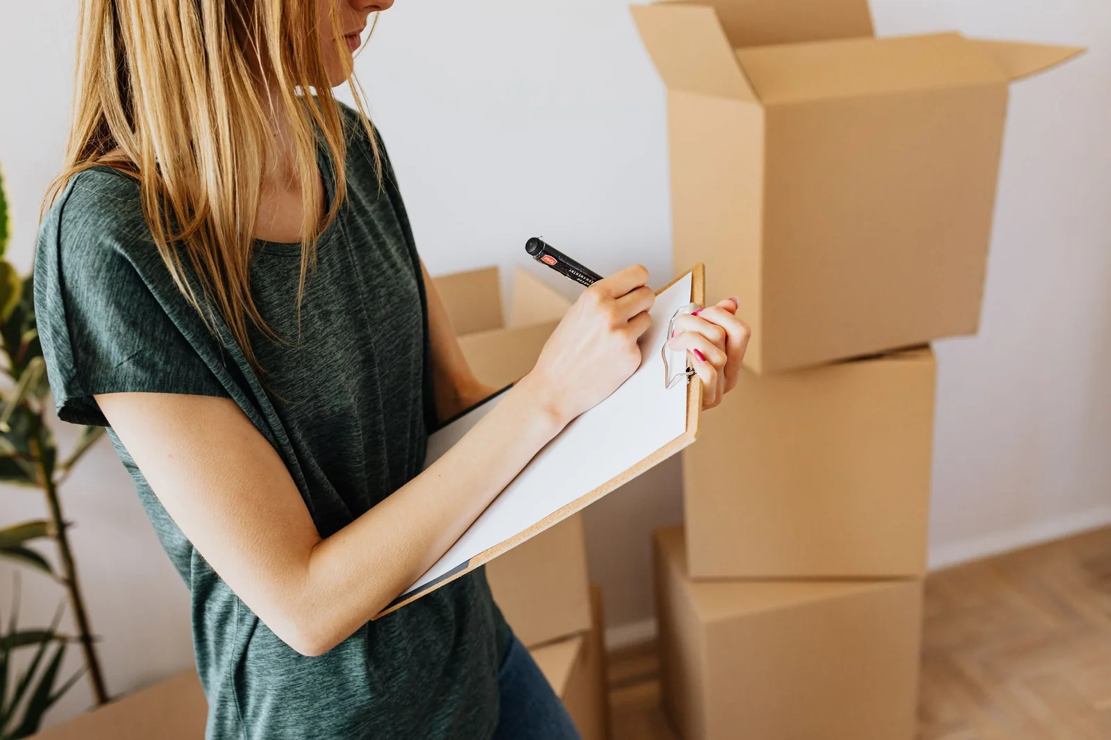 Inventaire de logement pour déménagement, carnet de notes et ruban adhésif sur table