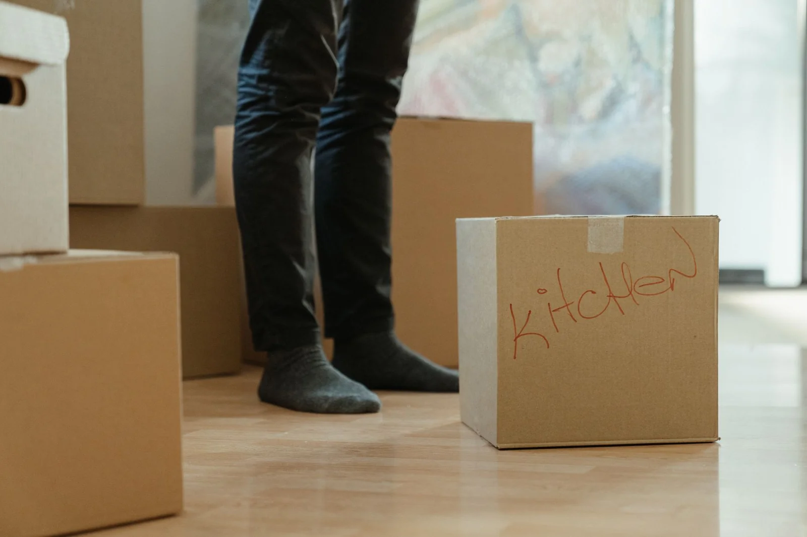 Calendrier et cartons de déménagement posés sur une table dans un salon