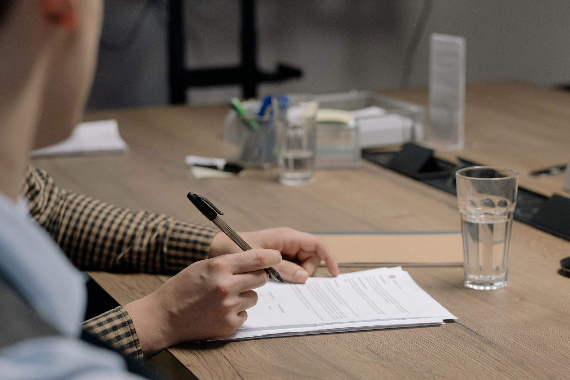 Déménageur professionnel vérifiant un contrat avant un déménagement dans le Rhône